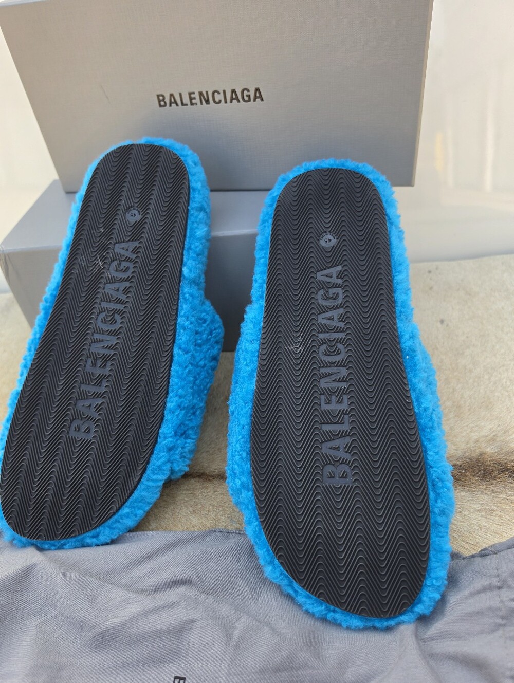 Balenciaga furry slide sandals in blue faux shearling - Picture 5 of 8